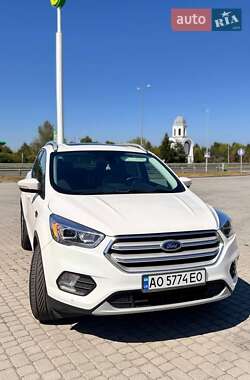 Внедорожник / Кроссовер Ford Escape 2017 в Чопе