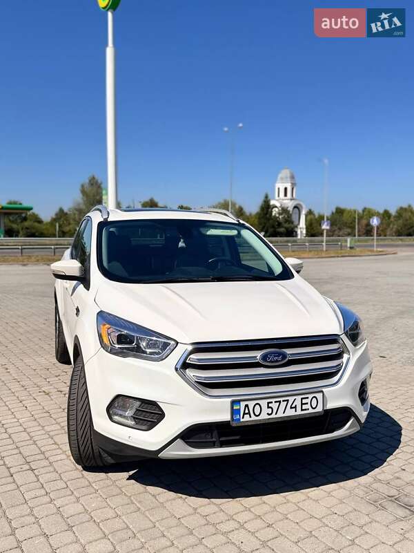 Внедорожник / Кроссовер Ford Escape 2017 в 