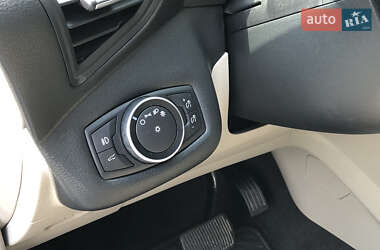 Внедорожник / Кроссовер Ford Escape 2016 в 