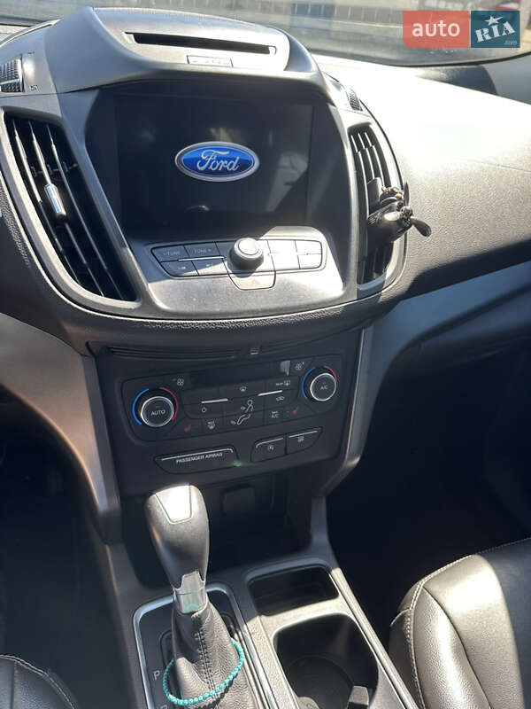 Внедорожник / Кроссовер Ford Escape 2017 в Хороле