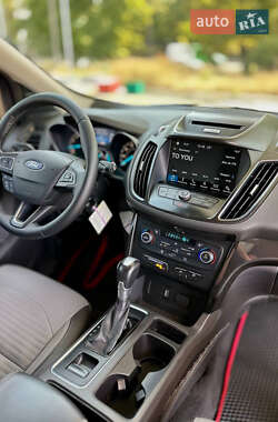 Внедорожник / Кроссовер Ford Escape 2016 в 