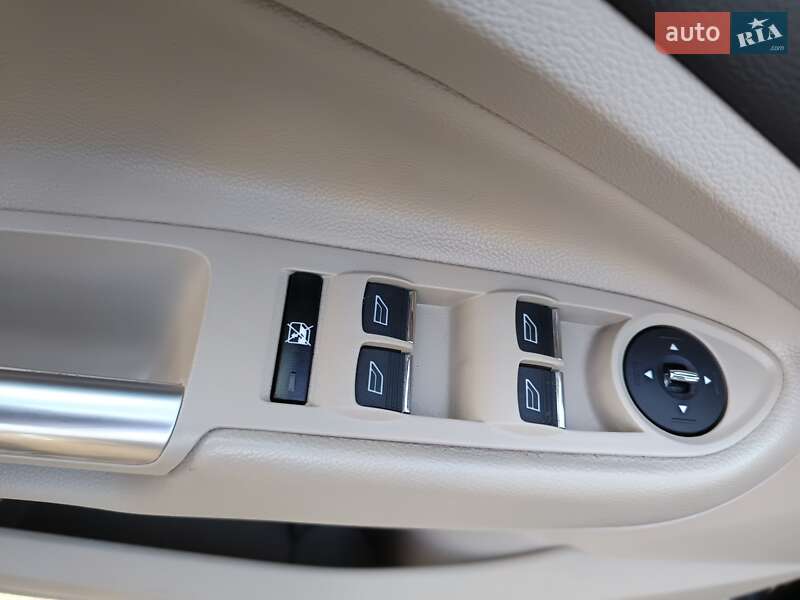 Внедорожник / Кроссовер Ford Escape 2014 в Отынии