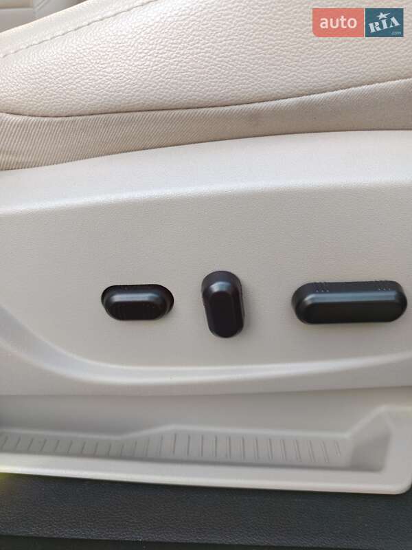 Внедорожник / Кроссовер Ford Escape 2014 в Отынии