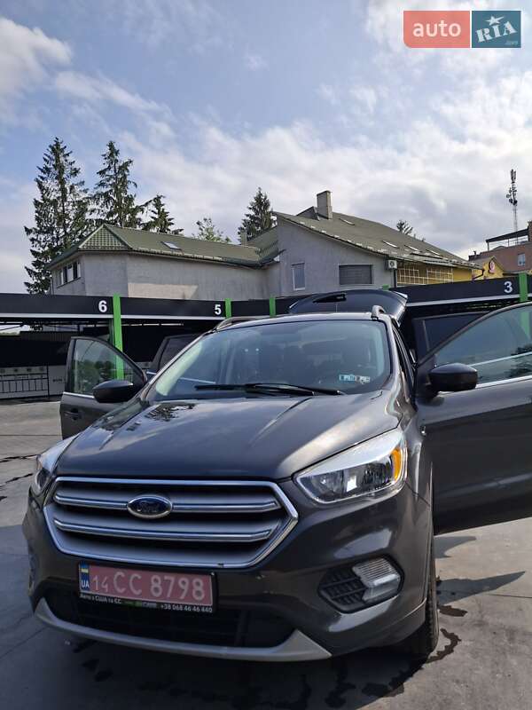 Внедорожник / Кроссовер Ford Escape 2018 в Черновцах