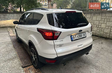 Внедорожник / Кроссовер Ford Escape 2019 в 