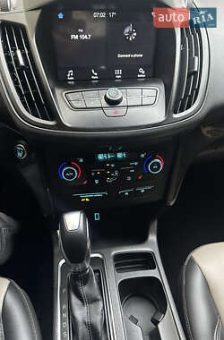 Внедорожник / Кроссовер Ford Escape 2019 в 