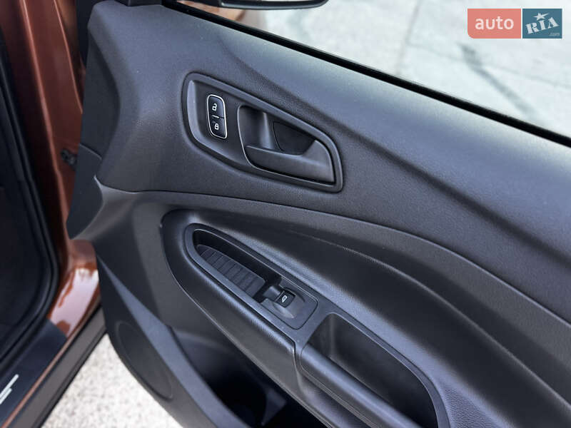 Внедорожник / Кроссовер Ford Escape 2017 в Житомире