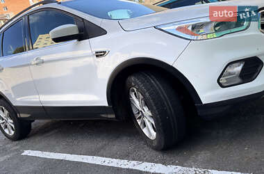 Внедорожник / Кроссовер Ford Escape 2018 в 