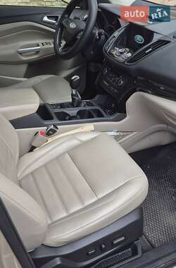 Внедорожник / Кроссовер Ford Escape 2017 в 