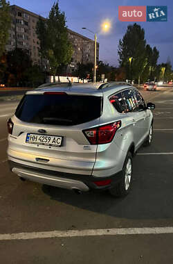 Внедорожник / Кроссовер Ford Escape 2019 в 