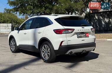 Позашляховик / Кросовер Ford Escape 2021 в 