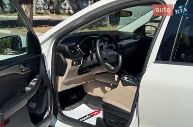 Позашляховик / Кросовер Ford Escape 2021 в 