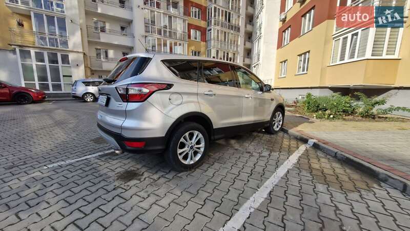 Внедорожник / Кроссовер Ford Escape 2017 в 