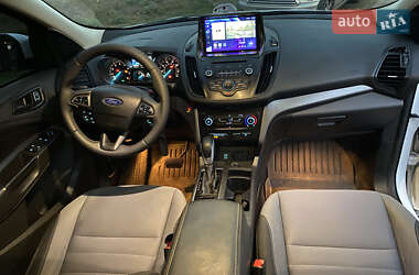 Внедорожник / Кроссовер Ford Escape 2018 в 