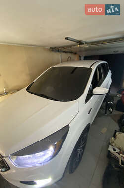 Внедорожник / Кроссовер Ford Escape 2018 в 