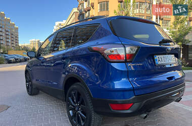 Внедорожник / Кроссовер Ford Escape 2017 в 