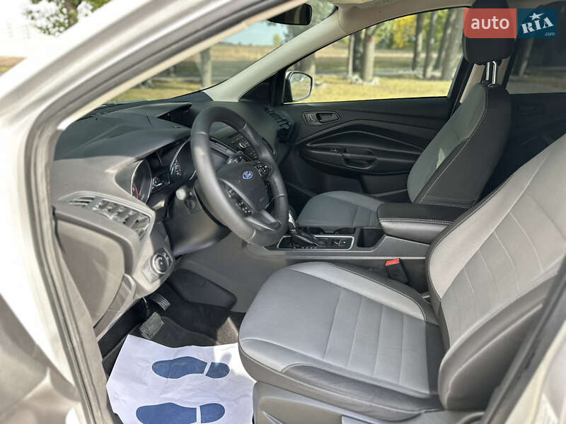 Внедорожник / Кроссовер Ford Escape 2017 в Полтаве