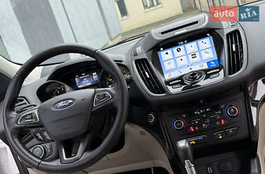 Внедорожник / Кроссовер Ford Escape 2017 в 