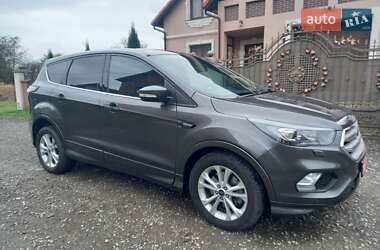 Внедорожник / Кроссовер Ford Escape 2017 в Ивано-Франковске