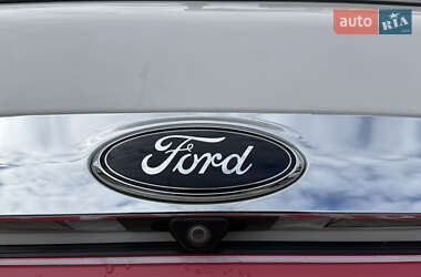 Позашляховик / Кросовер Ford Escape 2015 в 