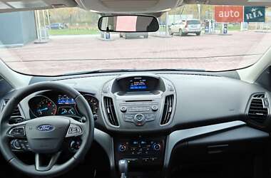 Внедорожник / Кроссовер Ford Escape 2017 в 