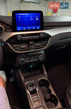 Внедорожник / Кроссовер Ford Escape 2019 в 