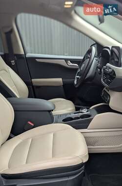 Внедорожник / Кроссовер Ford Escape 2020 в 