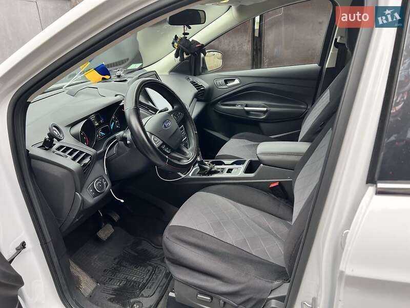 Внедорожник / Кроссовер Ford Escape 2017 в Александрие