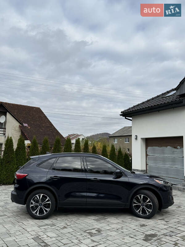 Позашляховик / Кросовер Ford Escape 2021 в Сваляві