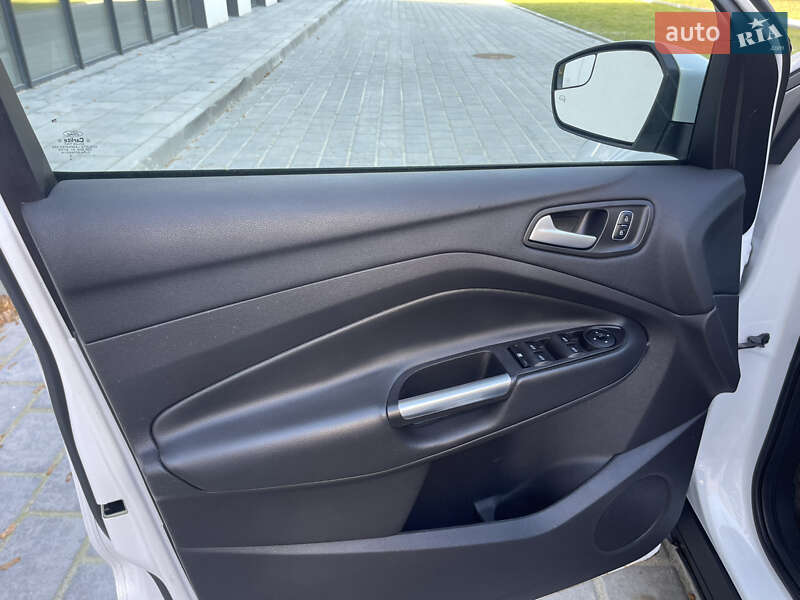 Внедорожник / Кроссовер Ford Escape 2017 в Ровно