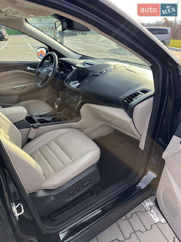 Позашляховик / Кросовер Ford Escape 2017 в Чернівцях