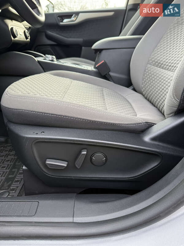 Позашляховик / Кросовер Ford Escape 2021 в Сваляві