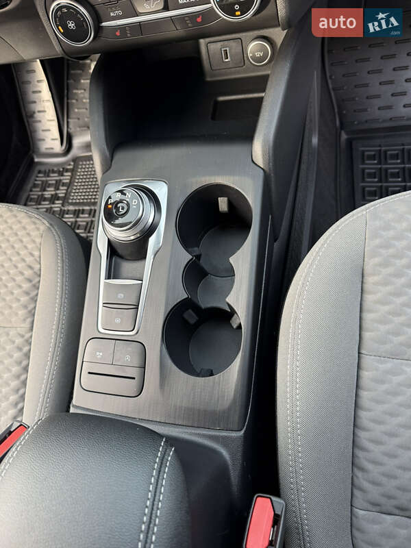 Позашляховик / Кросовер Ford Escape 2021 в Сваляві