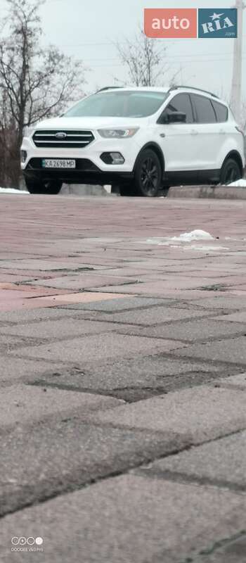 Внедорожник / Кроссовер Ford Escape 2017 в Буштыне