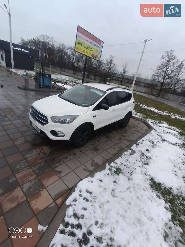 Внедорожник / Кроссовер Ford Escape 2017 в Буштыне