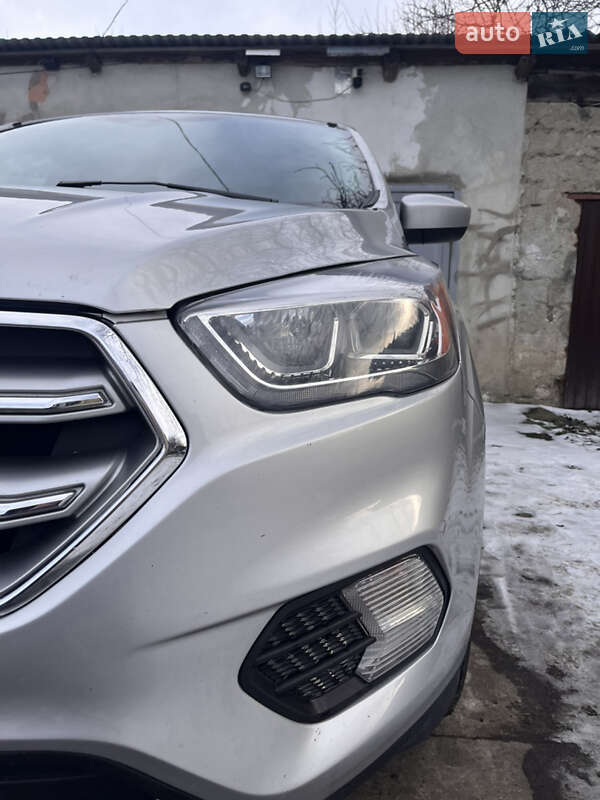 Внедорожник / Кроссовер Ford Escape 2016 в Черновцах