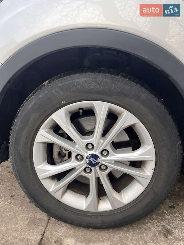 Внедорожник / Кроссовер Ford Escape 2016 в Черновцах