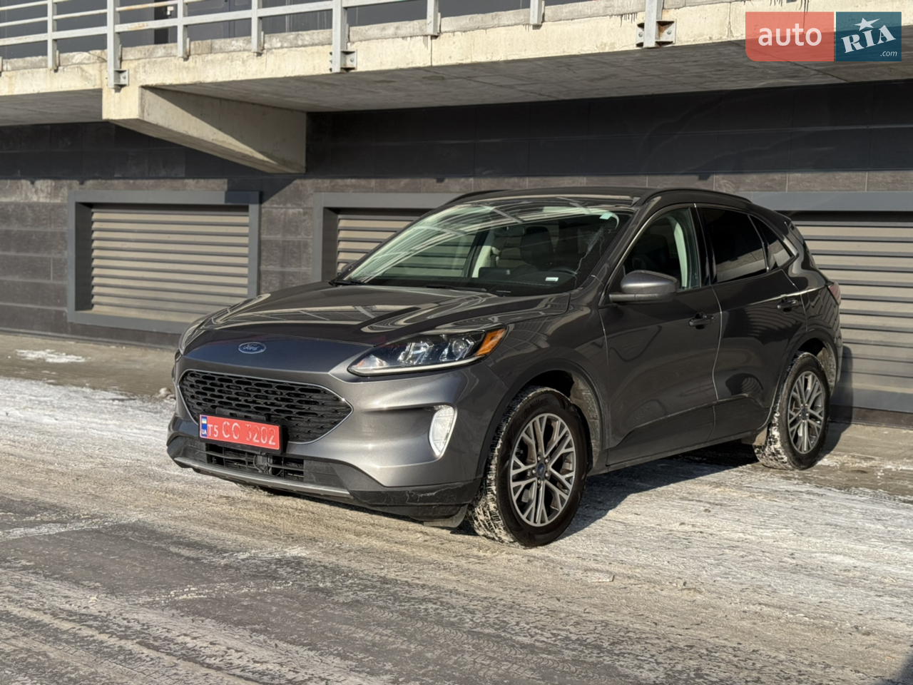 Ford Escape 2021 р.в.
Авто з канади, мінімальні пошкодження на останніх фото. 
Прилади як у европейського авто в км/год 

Продається сучасний та надійний Ford Escape 2021 року у максимальній комплектації. Автомобіль оснащений економічним та динамічним двигуном 1.5 л, повним приводом, що забезпечує впевнену їзду за будь-яких дорожніх умов.

Комплектація включає:
	•	повний привід (AWD)
	•	шкіряний салон
	•	електрорегулювання сидінь
	•	підігрів сидінь та керма
	•	клімат-контроль
	•	мультимедійну систему з великим дисплеєм
	•	Apple CarPlay / Android Auto
	•	камеру заднього виду та парктроніки
	•	безключовий доступ та кнопку Start/Stop
	•	адаптивний круїз-контроль
	•	асистенти безпеки (утримання смуги, контроль сліпих зон тощо)

Автомобіль у відмінному технічному та візуальному стані, повністю обслужений, вкладень не потребує. Салон охайний, без сторонніх запахів.

Ідеальний варіант для міста та подорожей.
Готовий до будь-яких перевірок.

📞 Дзвоніть