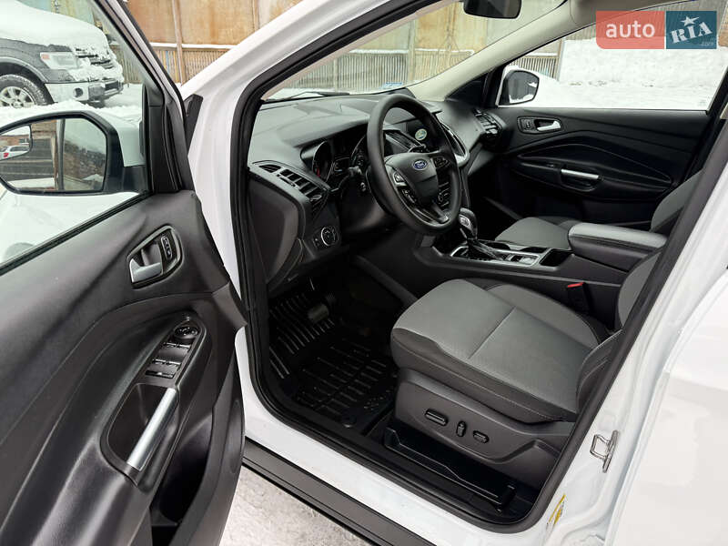 Внедорожник / Кроссовер Ford Escape 2019 в Дубно