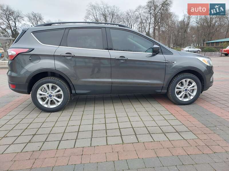 Внедорожник / Кроссовер Ford Escape 2017 в Карловке