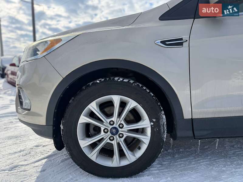 Позашляховик / Кросовер Ford Escape 2017 в Луцьку