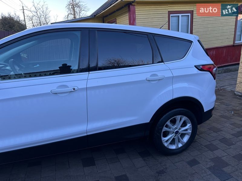 Позашляховик / Кросовер Ford Escape 2017 в Рівному