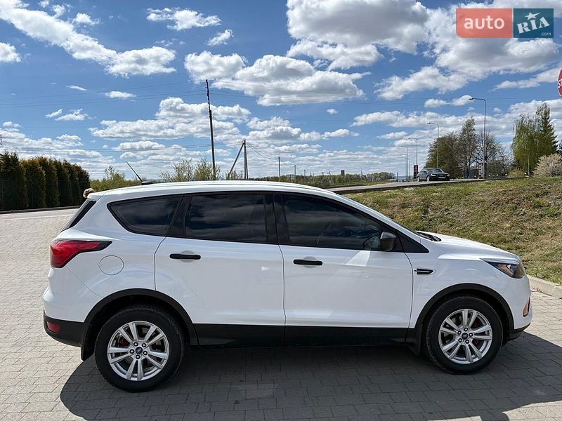 Внедорожник / Кроссовер Ford Escape 2019 в Стрые