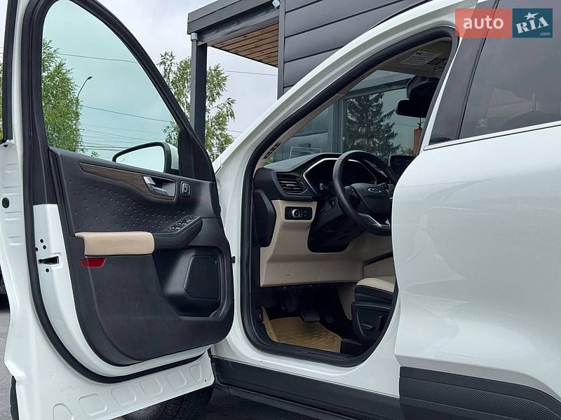 Позашляховик / Кросовер Ford Escape 2020 в Рівному