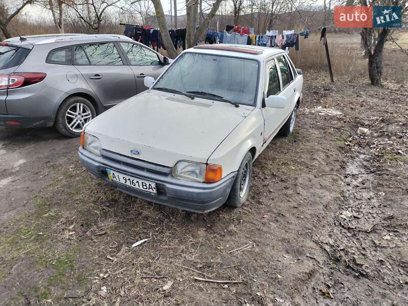Хэтчбек Ford Escort 1989 в Черняхове
