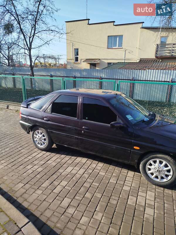 Хэтчбек Ford Escort 1995 в Луцке