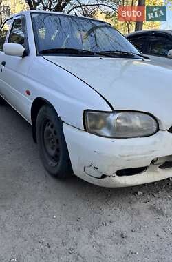 Хэтчбек Ford Escort 2000 в 