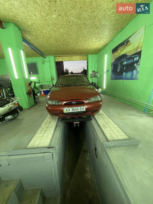 Седан Ford Escort 1996 в Краснокутске