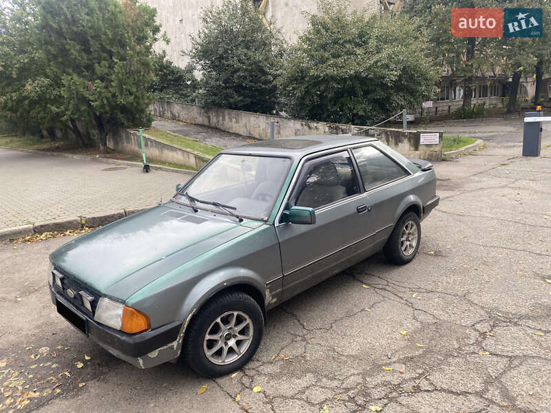 Хэтчбек Ford Escort 1982 в 