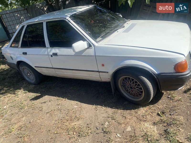 Хэтчбек Ford Escort 1989 в Раздельной